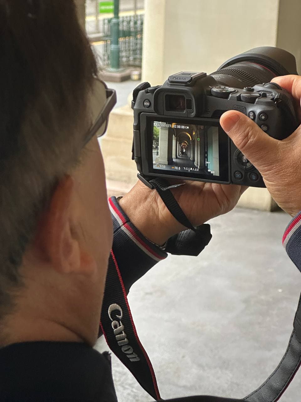 Canon R8 LCD screen showing manual mode settings: 1/60s, f/8, ISO 800 during a Melbourne photography course
